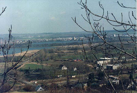 Pohled do okol tvrze Smolkov z dlosteleck pozorovatelny MO-42 v roce 2003
